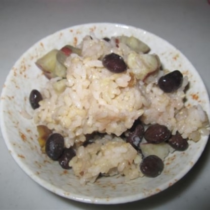 玄米のプチプチともち米のもっちりがいいですね。
小豆がなかったので黒豆で作りましたが、黒豆も美味しかったです。
次回は小豆で作ってみようと思います。